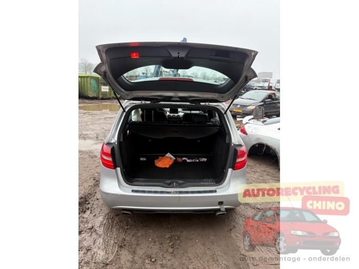 Mercedes B 1.6 B-180 BlueEFFICIENCY Turbo 16V Samochód złomowany (2013, Szary)