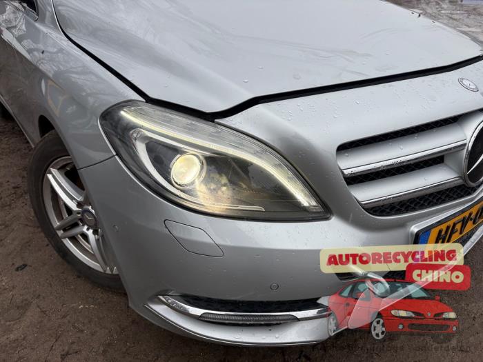 Mercedes B 1.6 B-180 BlueEFFICIENCY Turbo 16V Samochód złomowany (2013, Szary)