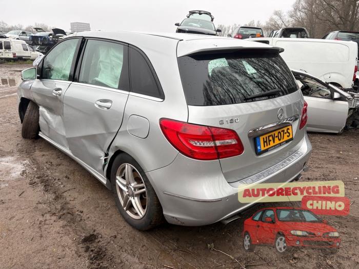 Mercedes B 1.6 B-180 BlueEFFICIENCY Turbo 16V Samochód złomowany (2013, Szary)