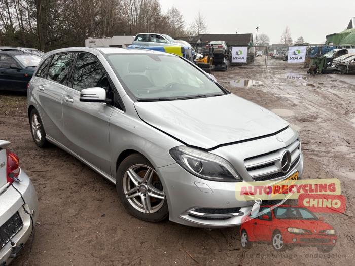 Mercedes B 1.6 B-180 BlueEFFICIENCY Turbo 16V Samochód złomowany (2013, Szary)