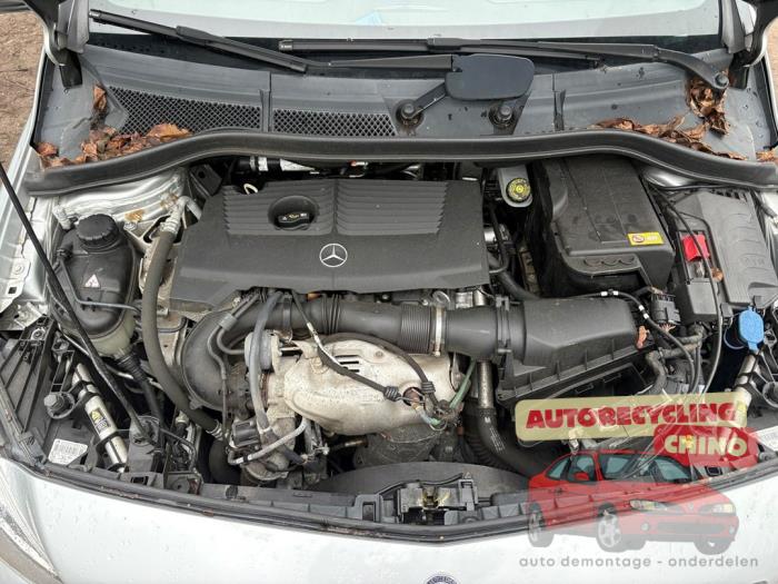 Mercedes B 1.6 B-180 BlueEFFICIENCY Turbo 16V Samochód złomowany (2013, Szary)