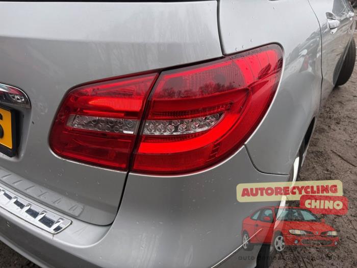 Mercedes B 1.6 B-180 BlueEFFICIENCY Turbo 16V Samochód złomowany (2013, Szary)