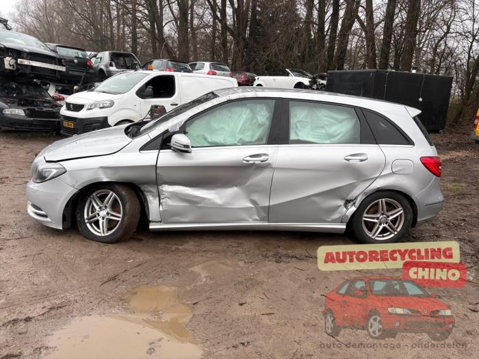 Mercedes B 1.6 B-180 BlueEFFICIENCY Turbo 16V Samochód złomowany (2013, Szary)