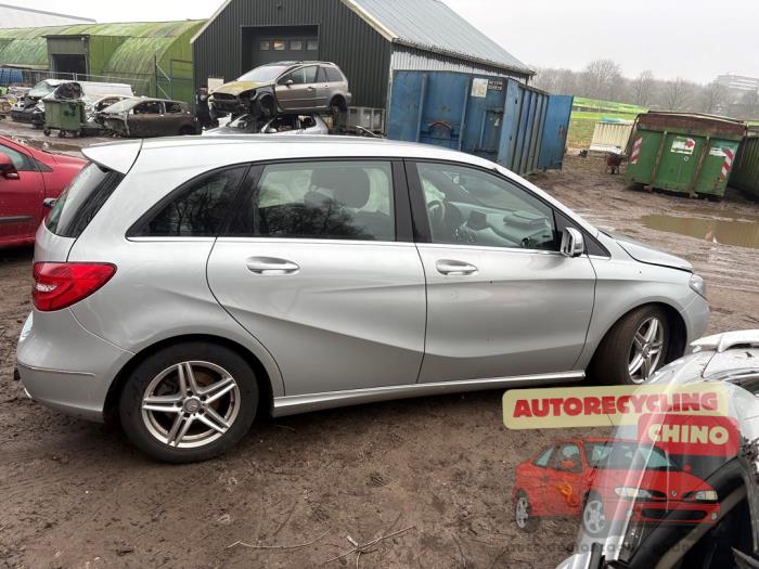 Mercedes B 1.6 B-180 BlueEFFICIENCY Turbo 16V Samochód złomowany (2013, Szary)