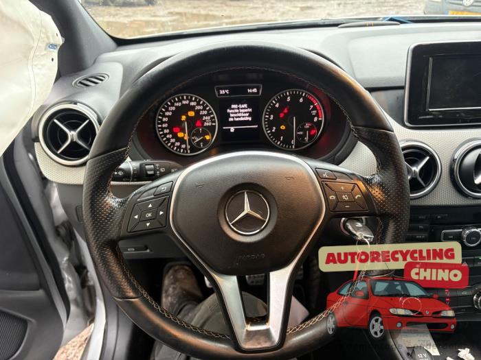 Mercedes B 1.6 B-180 BlueEFFICIENCY Turbo 16V Samochód złomowany (2013, Szary)