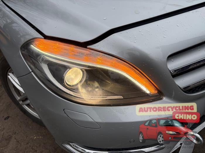 Mercedes B 1.6 B-180 BlueEFFICIENCY Turbo 16V Samochód złomowany (2013, Szary)