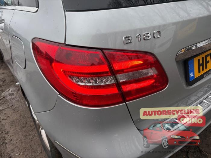 Mercedes B 1.6 B-180 BlueEFFICIENCY Turbo 16V Samochód złomowany (2013, Szary)