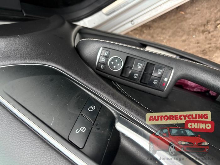 Mercedes B 1.6 B-180 BlueEFFICIENCY Turbo 16V Samochód złomowany (2013, Szary)