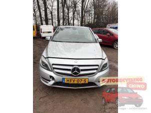 Mercedes B 1.6 B-180 BlueEFFICIENCY Turbo 16V Samochód złomowany (2013, Szary)