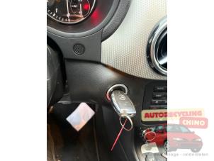 Mercedes B 1.6 B-180 BlueEFFICIENCY Turbo 16V Samochód złomowany (2013, Szary)
