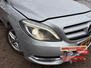 Mercedes B 1.6 B-180 BlueEFFICIENCY Turbo 16V Samochód złomowany (2013, Szary)