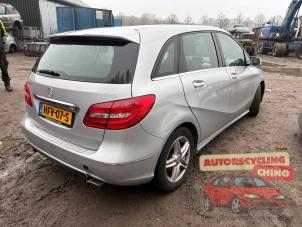 Mercedes B 1.6 B-180 BlueEFFICIENCY Turbo 16V Samochód złomowany (2013, Szary)
