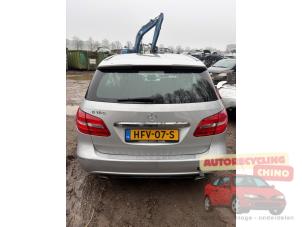 Mercedes B 1.6 B-180 BlueEFFICIENCY Turbo 16V Samochód złomowany (2013, Szary)