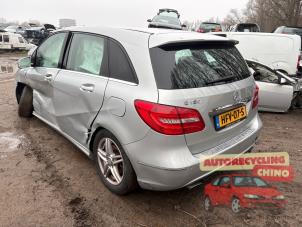 Mercedes B 1.6 B-180 BlueEFFICIENCY Turbo 16V Samochód złomowany (2013, Szary)