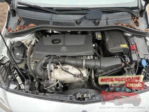 Mercedes B 1.6 B-180 BlueEFFICIENCY Turbo 16V Samochód złomowany (2013, Szary)