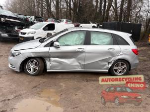 Mercedes B 1.6 B-180 BlueEFFICIENCY Turbo 16V Samochód złomowany (2013, Szary)