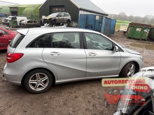 Mercedes B 1.6 B-180 BlueEFFICIENCY Turbo 16V Samochód złomowany (2013, Szary)
