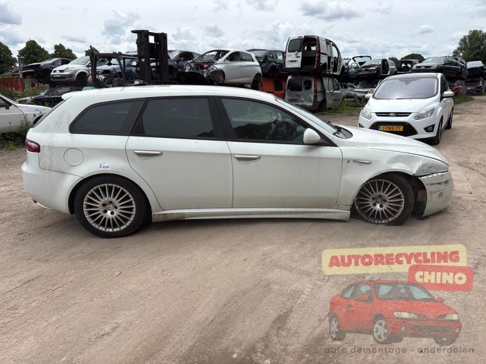 Alfa Romeo 159 Sportwagon 1.8 TBi 16V Samochód złomowany (2012, Bialy)