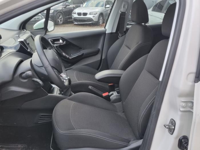 Peugeot 208 I 1.2 Vti 12V PureTech Épave (2018, Blanc)