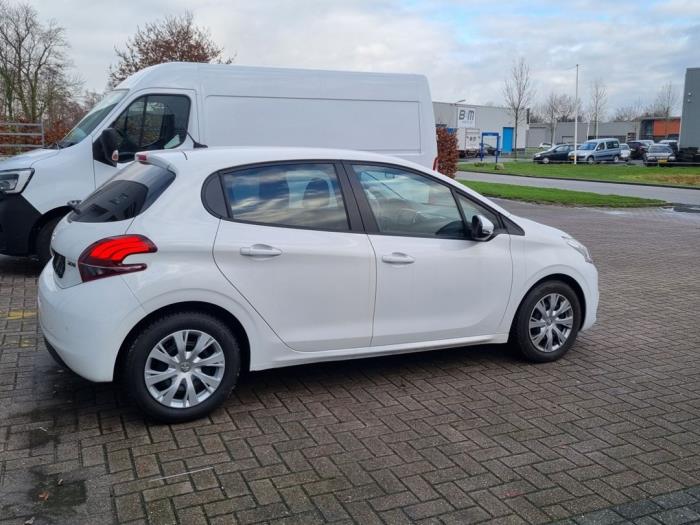 Peugeot 208 I 1.2 Vti 12V PureTech Épave (2018, Blanc)