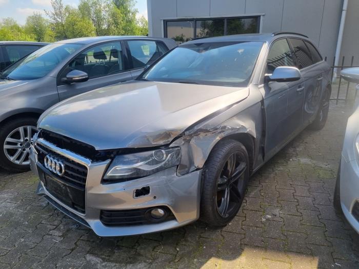 Audi A4 Avant 2.0 TFSI 16V Quattro Épave (2011, Gris)
