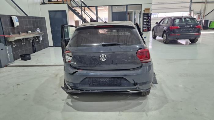 Volkswagen Polo VI 1.0 TSI 12V Vehículo de desguace (2018, Gris)