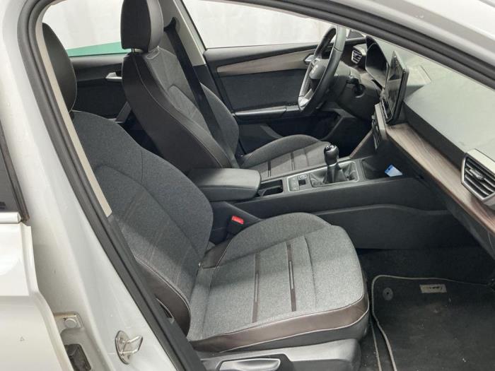 Seat Leon Sportstourer 1.5 TSI 16V Vehículo de desguace (2023, Metálico, Blanco)