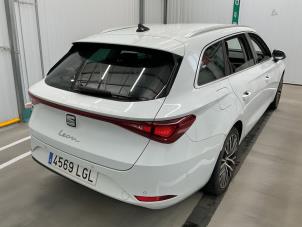 Seat Leon Sportstourer 1.5 TSI 16V Vehículo de desguace (2023, Metálico, Blanco)