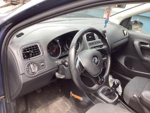 Volkswagen Polo V 1.4 TDI DPF BlueMotion technology Vehículo de desguace (2015, Azul)