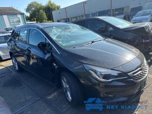Opel Astra K Sports Tourer 1.4 Turbo 16V Vehículo de desguace (2017, Negro)