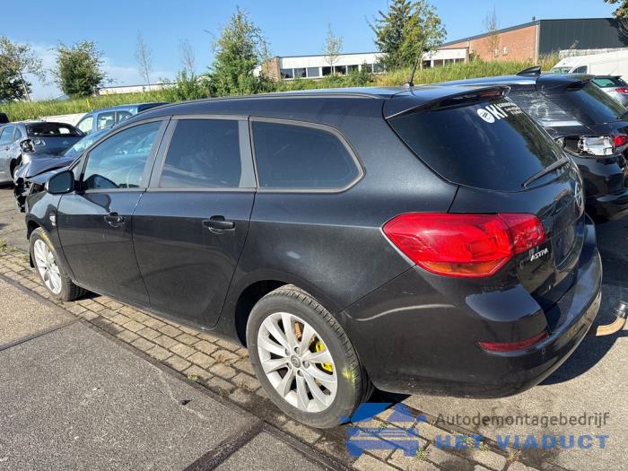 Opel Astra J Sports Tourer 1.7 CDTi 16V Vehículo de desguace (2012, Negro)