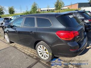 Opel Astra J Sports Tourer 1.7 CDTi 16V Vehículo de desguace (2012, Negro)