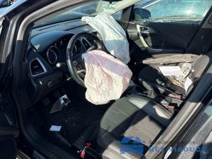 Opel Astra J Sports Tourer 1.7 CDTi 16V Vehículo de desguace (2012, Negro)