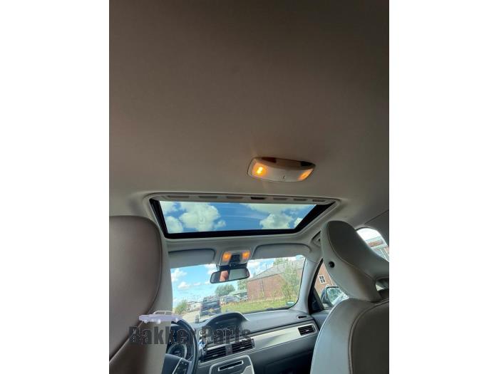 Volvo V70 1.6 T4 16V Vehículo de desguace (2011, Negro)