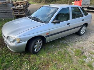 Ford Escort 6 1.6 16V  (Épave)