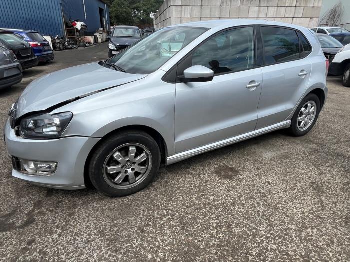 Volkswagen Polo V 1.2 TDI 12V BlueMotion Vehículo de desguace (2012, Moondust, Moonmist, Gris ratón, Gris plateado)
