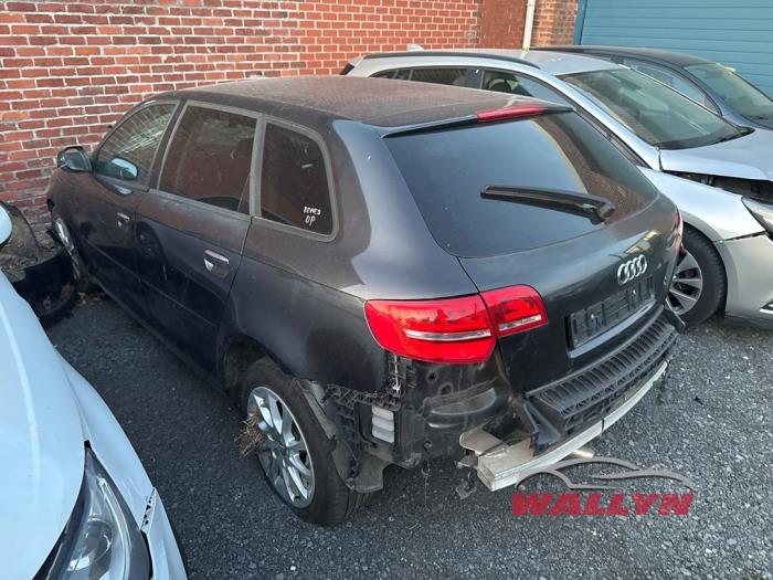 Audi A3 Sportback 1.6 TDI 16V Épave (2010, Gris)