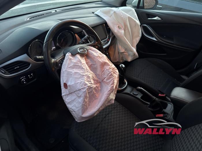 Opel Astra K Sports Tourer 1.6 CDTI 110 16V Samochód złomowany (2017, Srebrny)