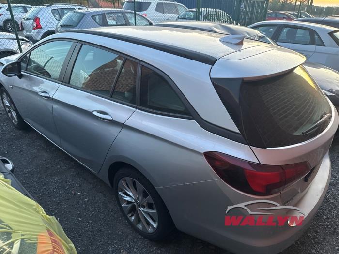 Opel Astra K Sports Tourer 1.6 CDTI 110 16V Samochód złomowany (2017, Srebrny)