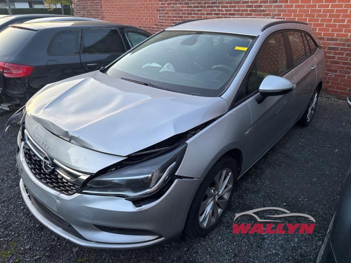 Opel Astra K Sports Tourer 1.6 CDTI 110 16V Samochód złomowany (2017, Srebrny)