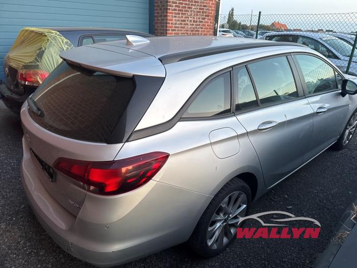 Opel Astra K Sports Tourer 1.6 CDTI 110 16V Samochód złomowany (2017, Srebrny)