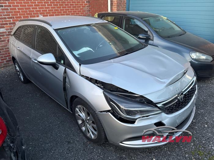 Opel Astra K Sports Tourer 1.6 CDTI 110 16V Samochód złomowany (2017, Srebrny)